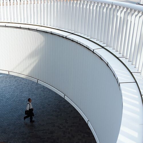 日本的建筑建构充满细节,歇斯底里的精致,小到地上每一块砖的铺设,大到摩天巨构的外墙。高度自制,让整个社会精确有效的运作。