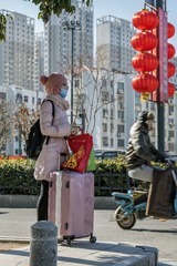候车少女