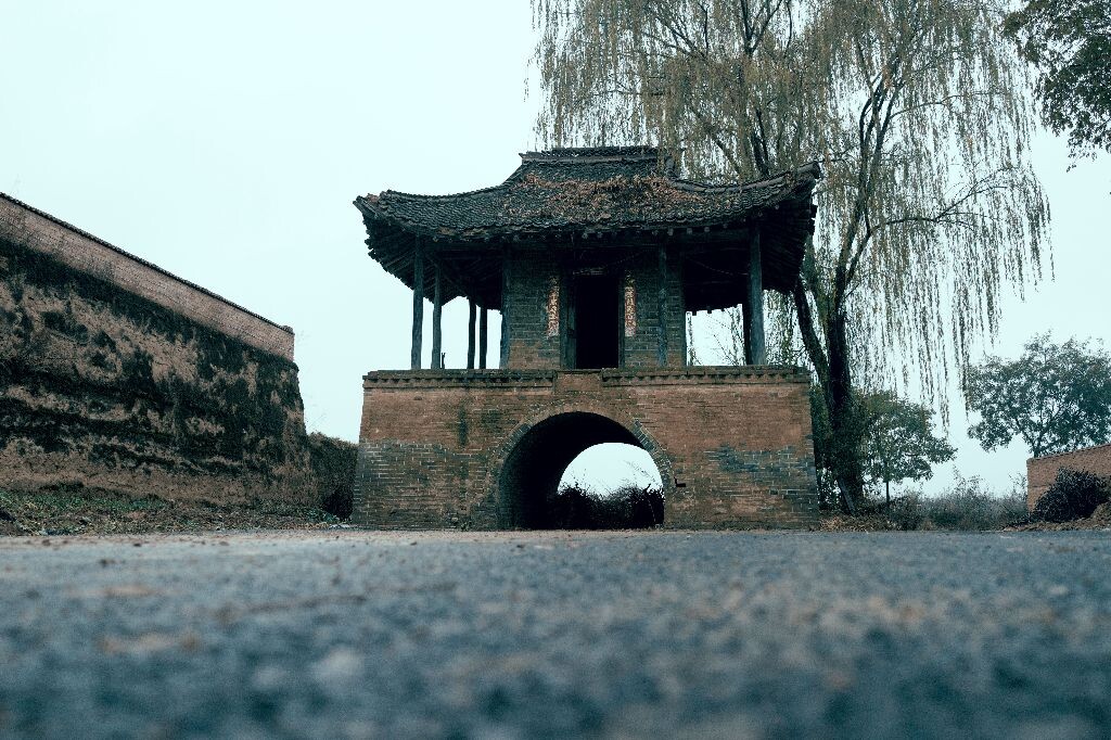 儿时的记忆已经模糊不清了，只留下模糊的一些建筑还在脑海里。只有爬在地上才能依稀找到一点儿时的视角印象