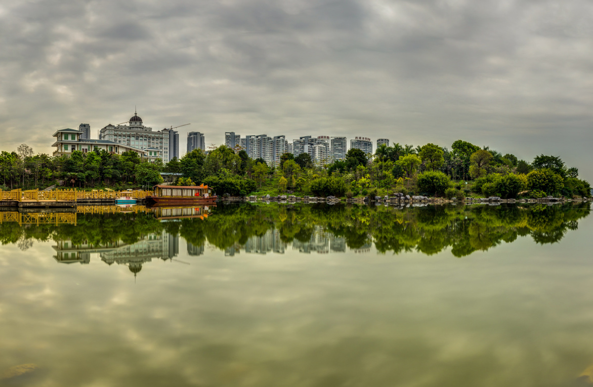 阴天下的南宁相思湖景