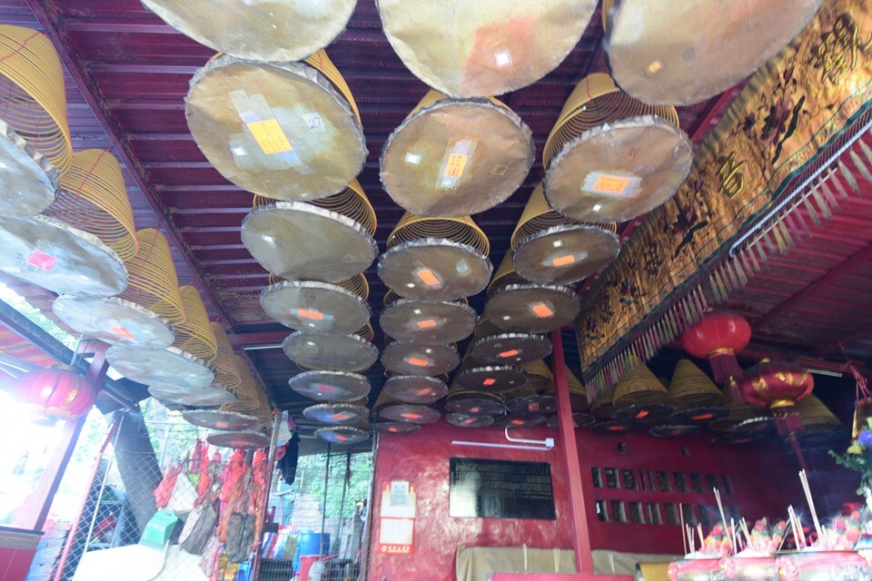 伯公廟整座神龕建在一大鐵棚下