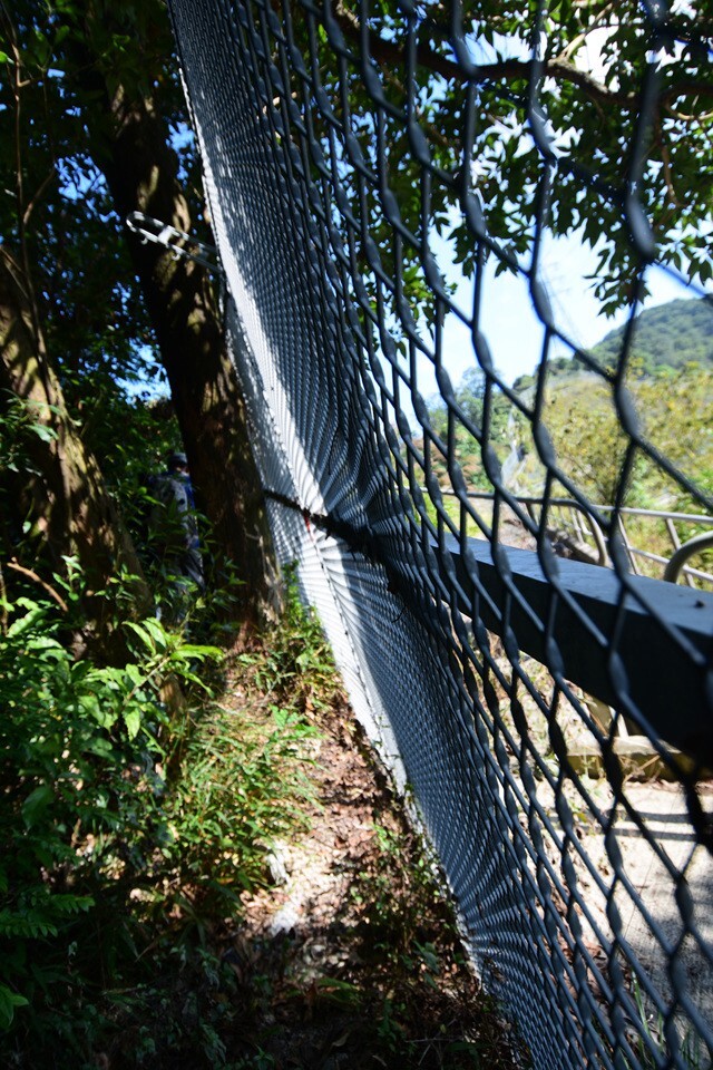 穿越安達臣石礦場邊陲山徑而上