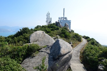 DSC_0058 回望山頂發射站旁邊矗立的大牙石