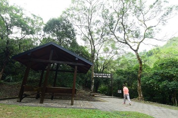DSC_0001b 經作壆坑村上斜路到達慈沙古道入口的馬鞍山郊野公園牌坊