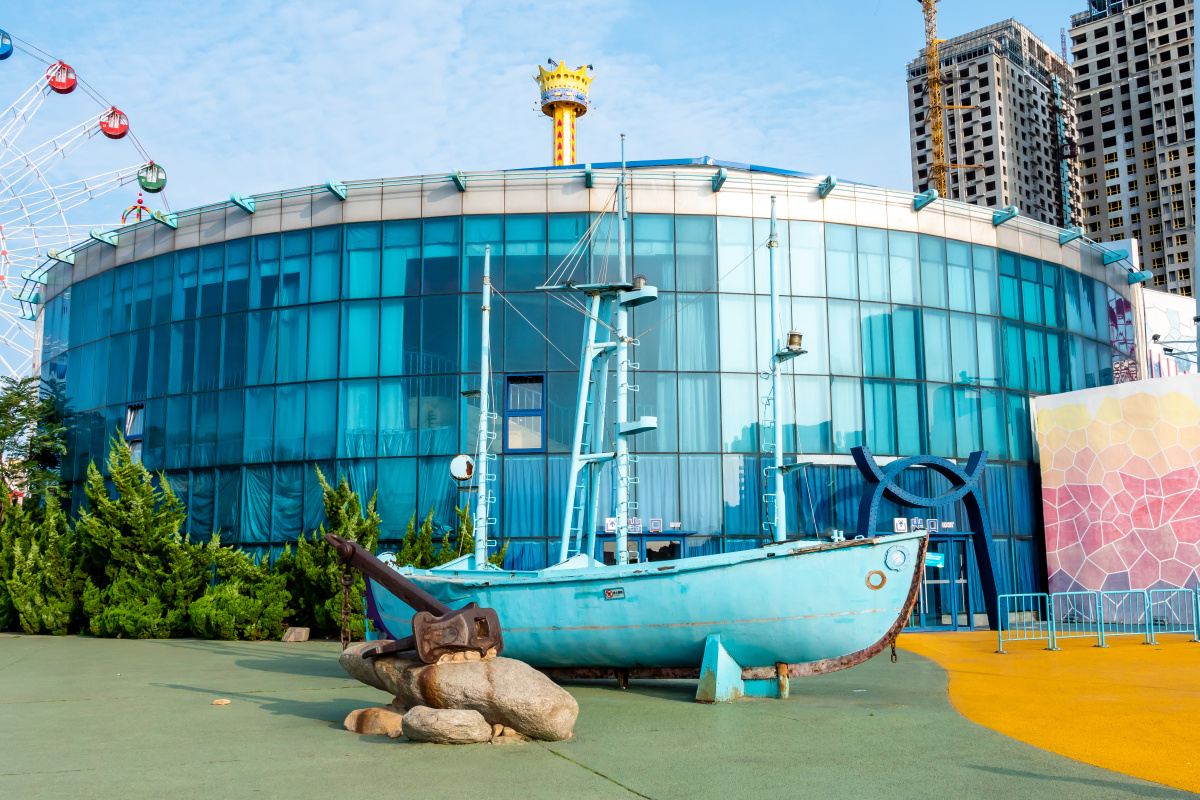 旅游景点的装饰雕塑小渔船大连圣亚海洋世界和星海公园
