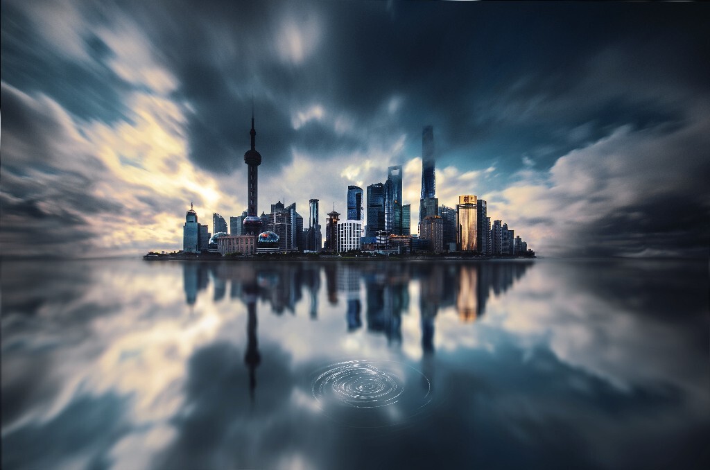 台风之时的上海，在外滩拍时就萌生这样的想法，过去了一个月才实现唉