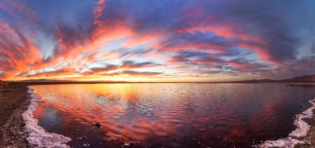 这是在加州SAN JOSE 的Alviso Marina County Park所拍，彩霞和水中倒影刚好形成一张美丽的唇，好像在亲吻大地
