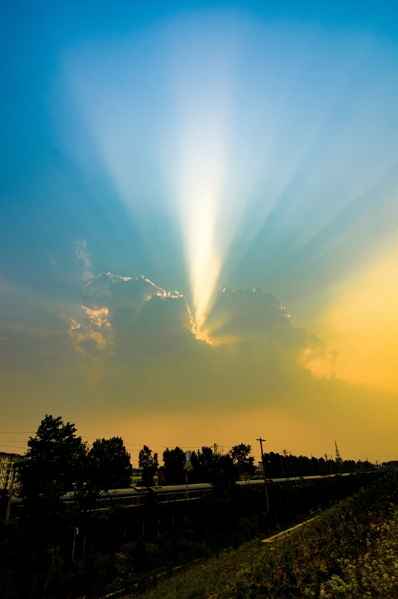 乌云造就了阳光的美丽!