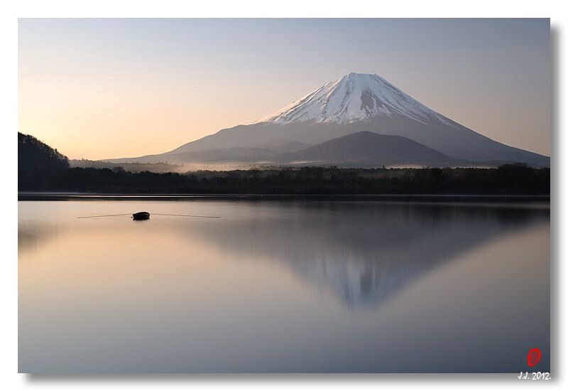 精进湖<br />
富士五湖中精进湖的日出