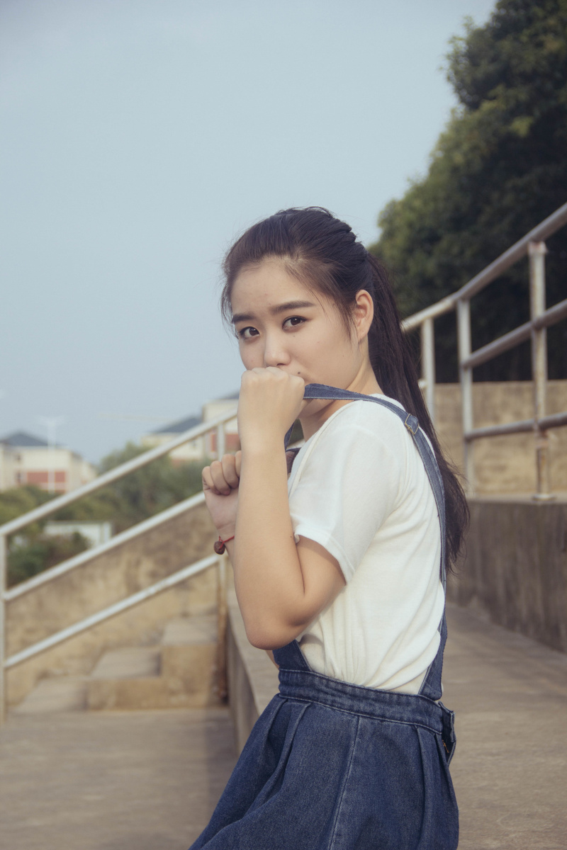 一个表情逗逼的大二学妹又是一个铁哥们