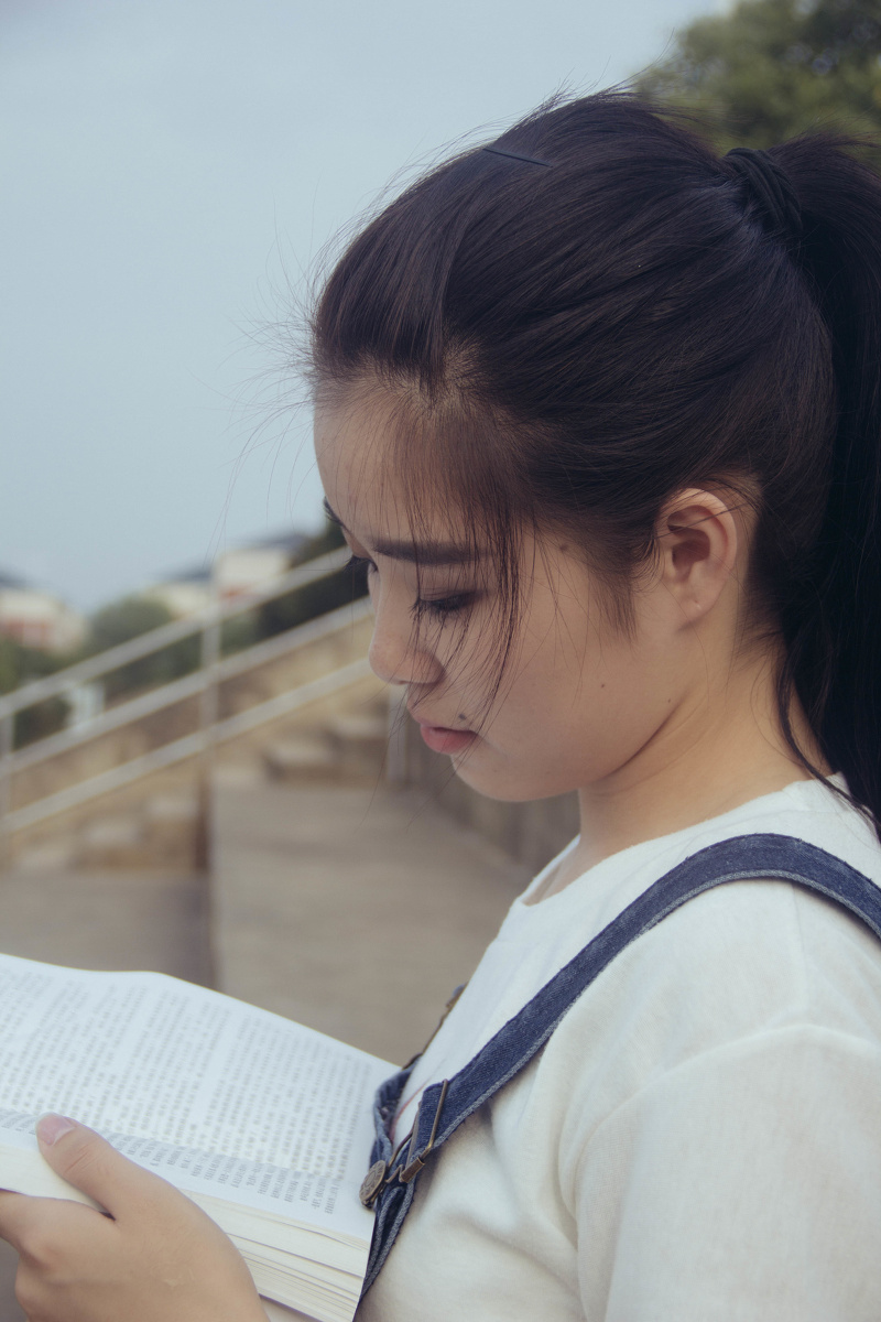 一个表情逗逼的大二学妹又是一个铁哥们