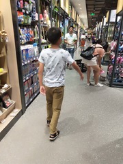 1573854