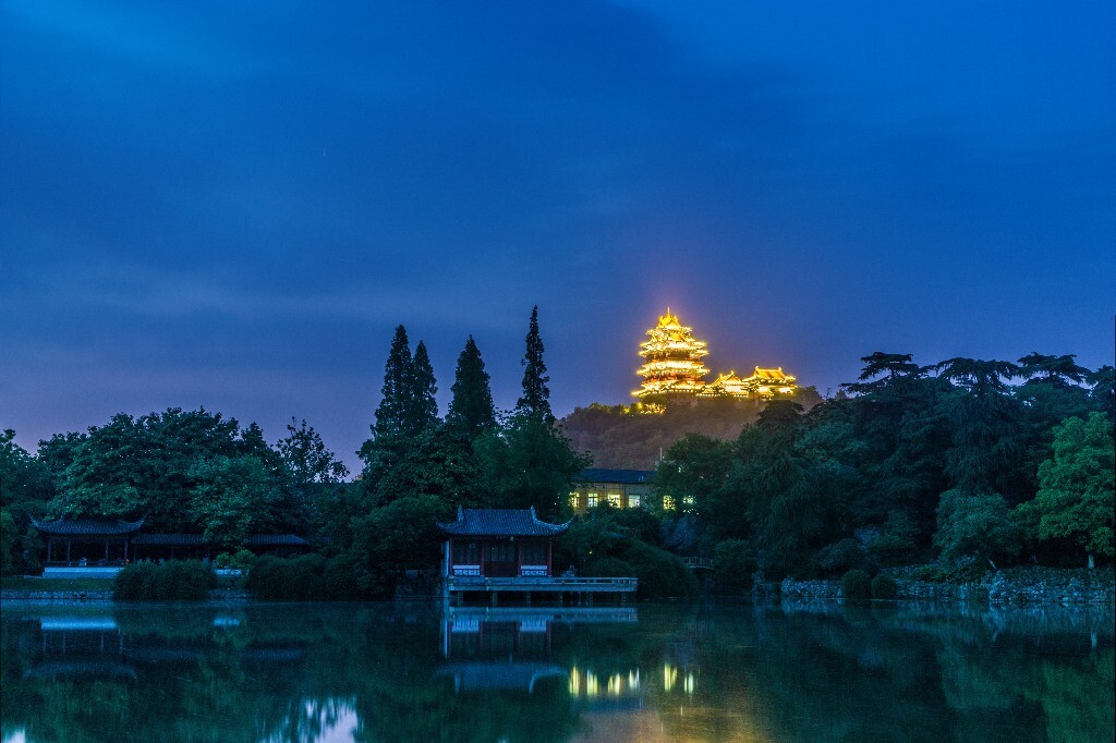 夜幕下的阅江楼,摄于绣球公园。