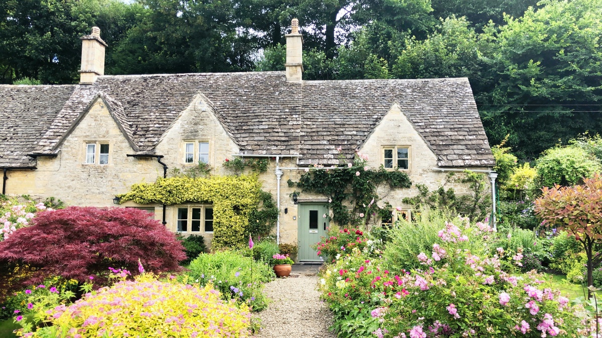 英国科茨沃尔德cotsworlds的蜜色石头小屋和乡村花园