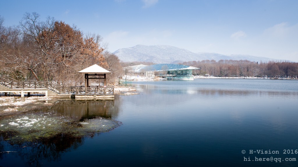 冰冻前湖，雪披钟山；湖光山影，冰清玉洁。这里是南京最美的冬季。