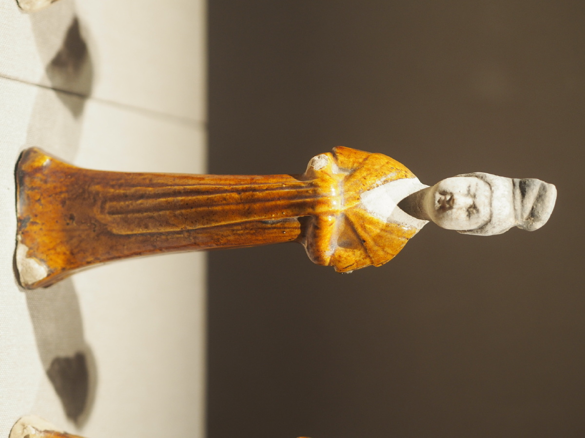 唐三彩螺髻女俑洛阳博物馆藏