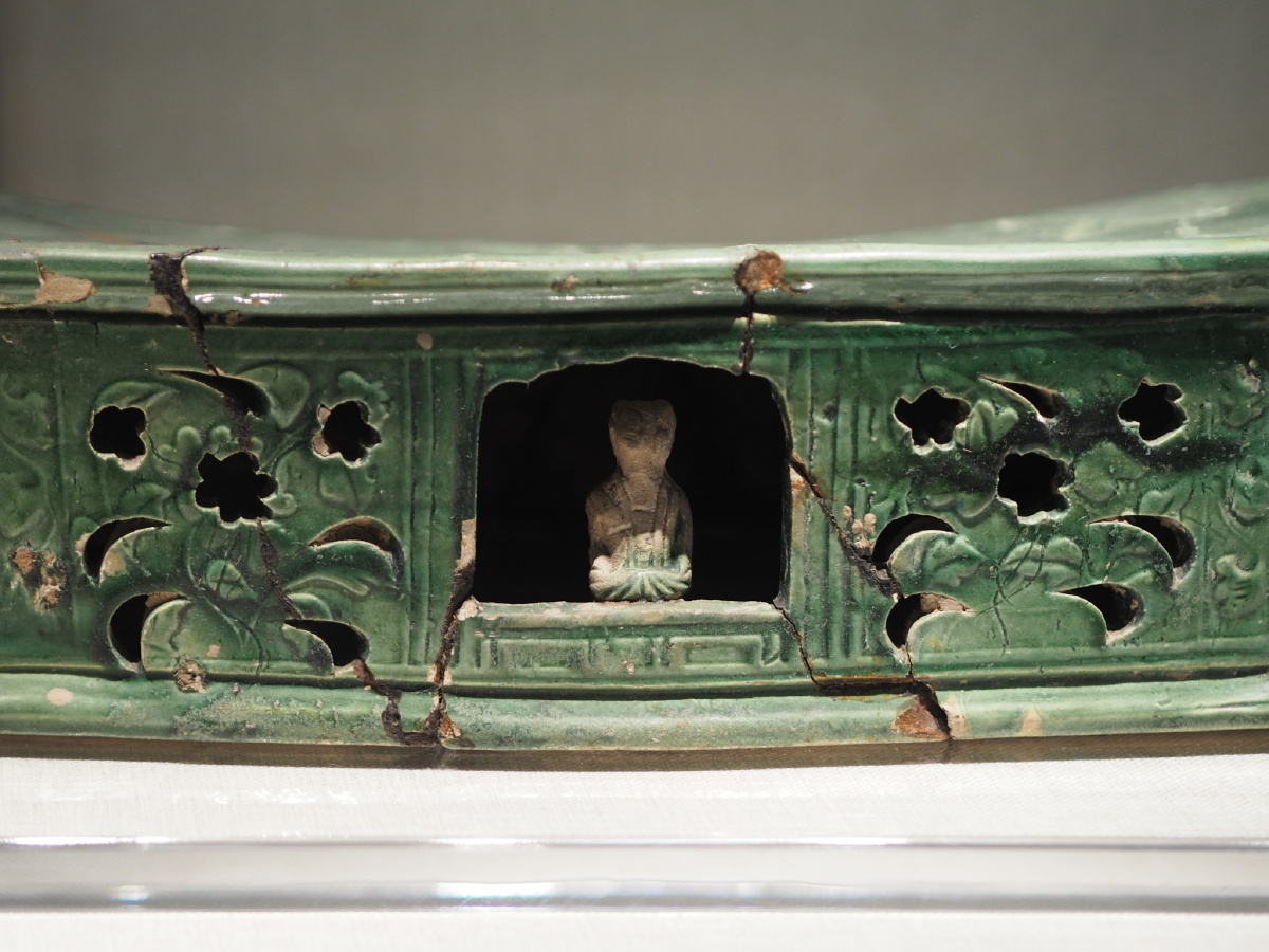 南宋吉州窑绿釉镂空人物划花纹瓷枕镇江博物馆藏