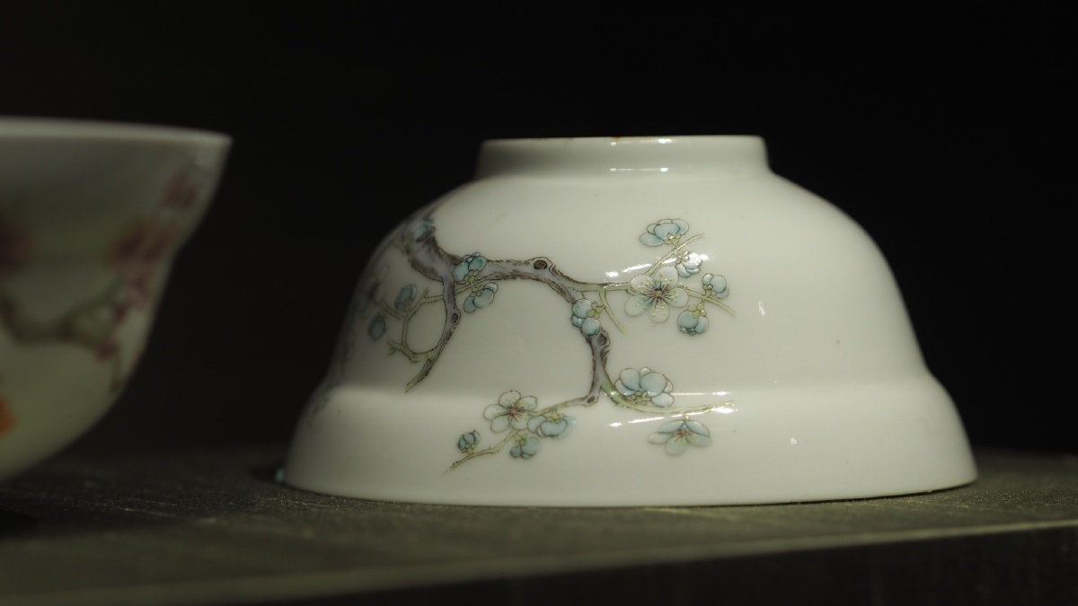 洪宪居仁堂制粉彩鹊梅图折腰碗苏州博物馆藏