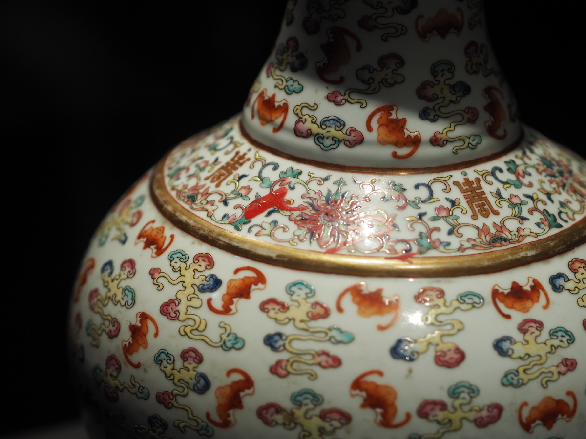 [清] 粉彩云蝠纹瓷赏瓶 成都博物馆藏