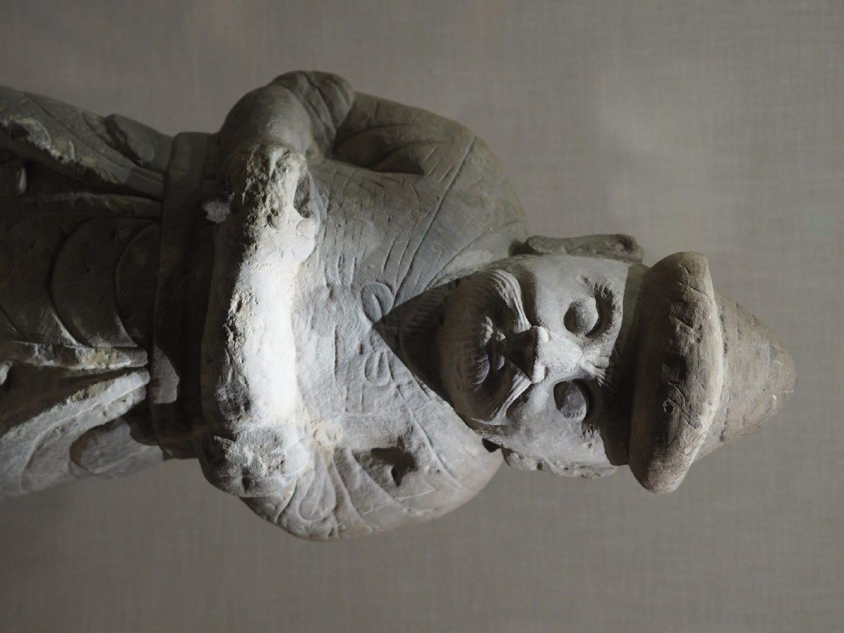 明胡人立像宁夏博物馆藏