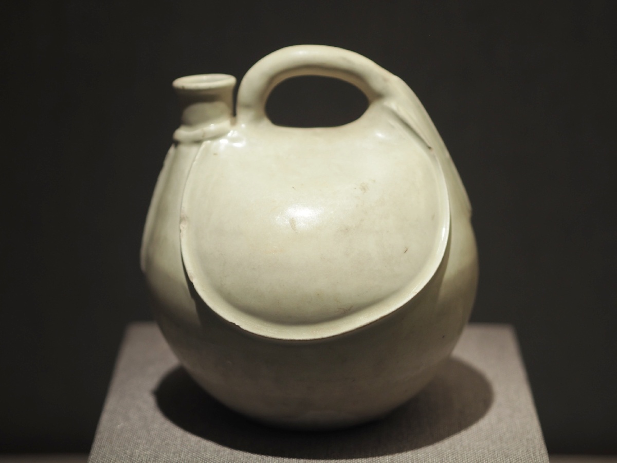 唐白瓷横梁壶辽宁省博物馆藏