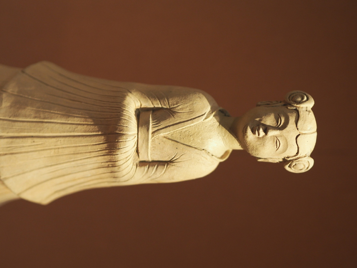 唐双髻女侍俑湖南省博物馆藏