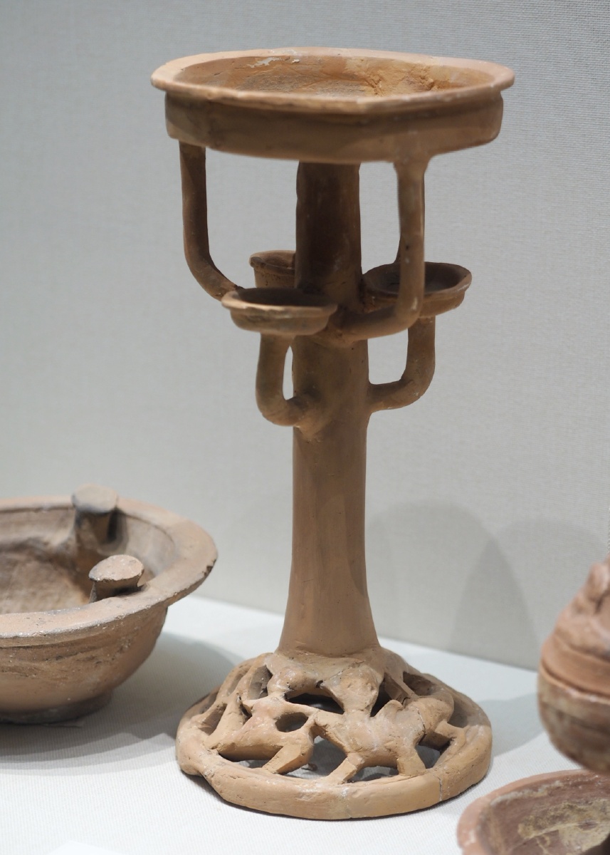 汉红陶连枝灯涿州博物馆藏