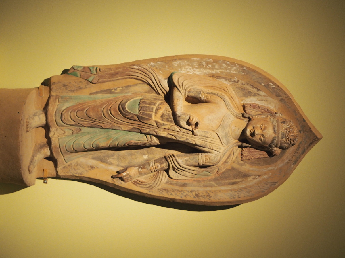 北魏泥塑菩萨立像麦积山石窟艺术研究所藏