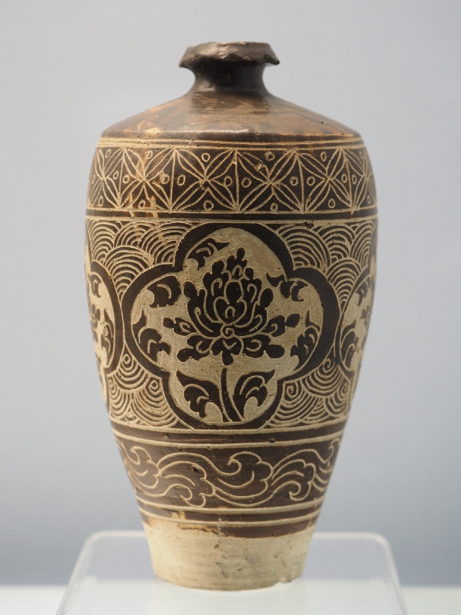 西夏灵武窑刻花开光牡丹纹瓶上海博物馆藏