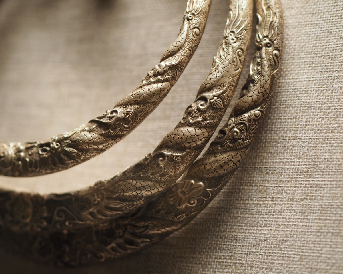 民国苗族双龙抢珠纹錾花三穿银项圈桂林博物馆藏