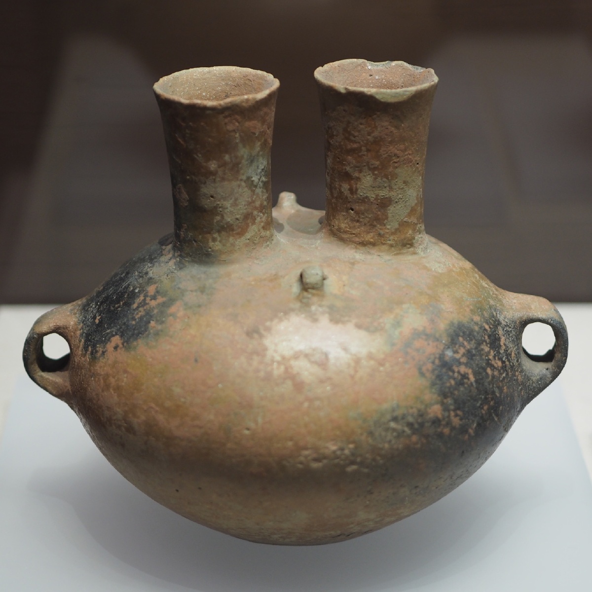 新石器时代双筒口四系磨光红陶壶内蒙古博物院藏