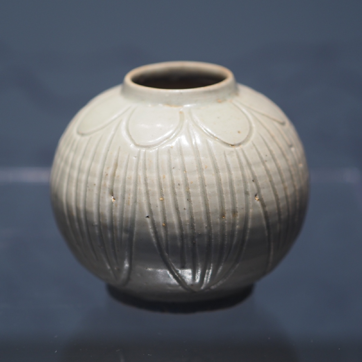 五代十国瓯窑青釉刻莲瓣纹瓷罐杭州博物馆藏