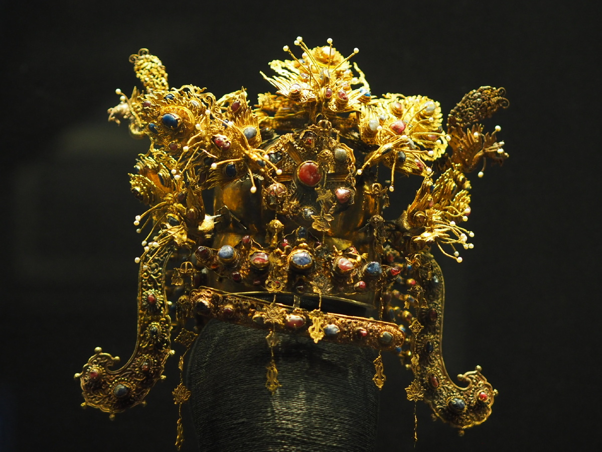 明嘉靖嵌宝石五翟金冠贵州省博物馆藏