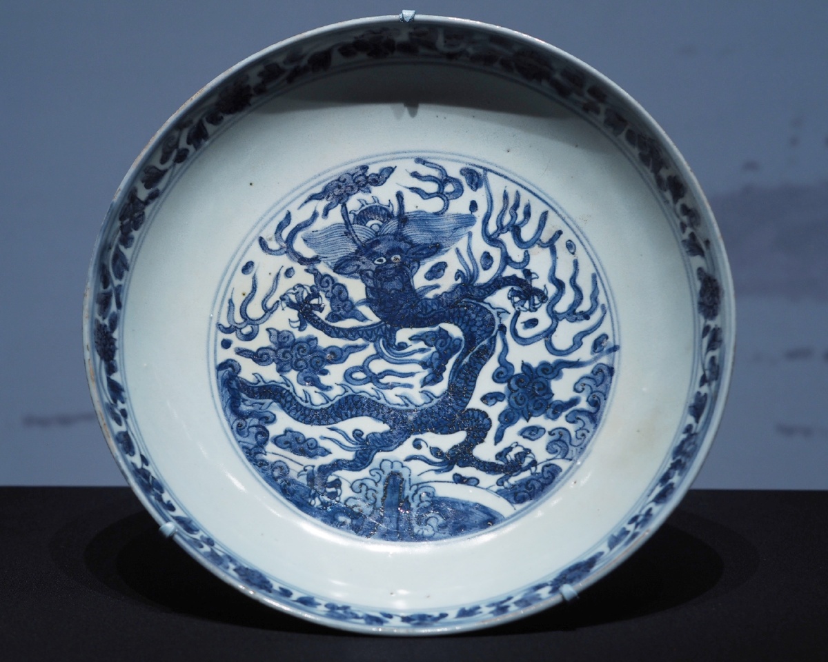 [明·嘉靖] 青花云龙纹盘 江西省博物馆藏