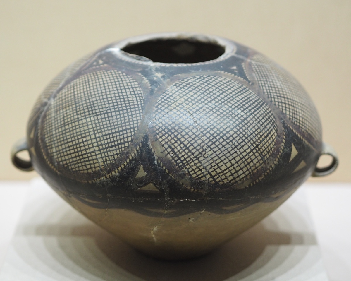 新石器时代马家窑文化半山类型圆圈网纹陶罐宁夏博物馆藏