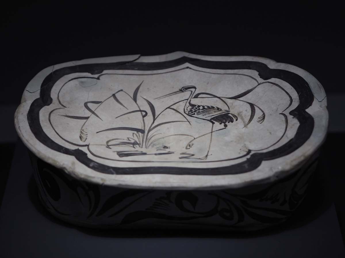 金白地黑花芦鹤纹枕磁州窑博物馆藏