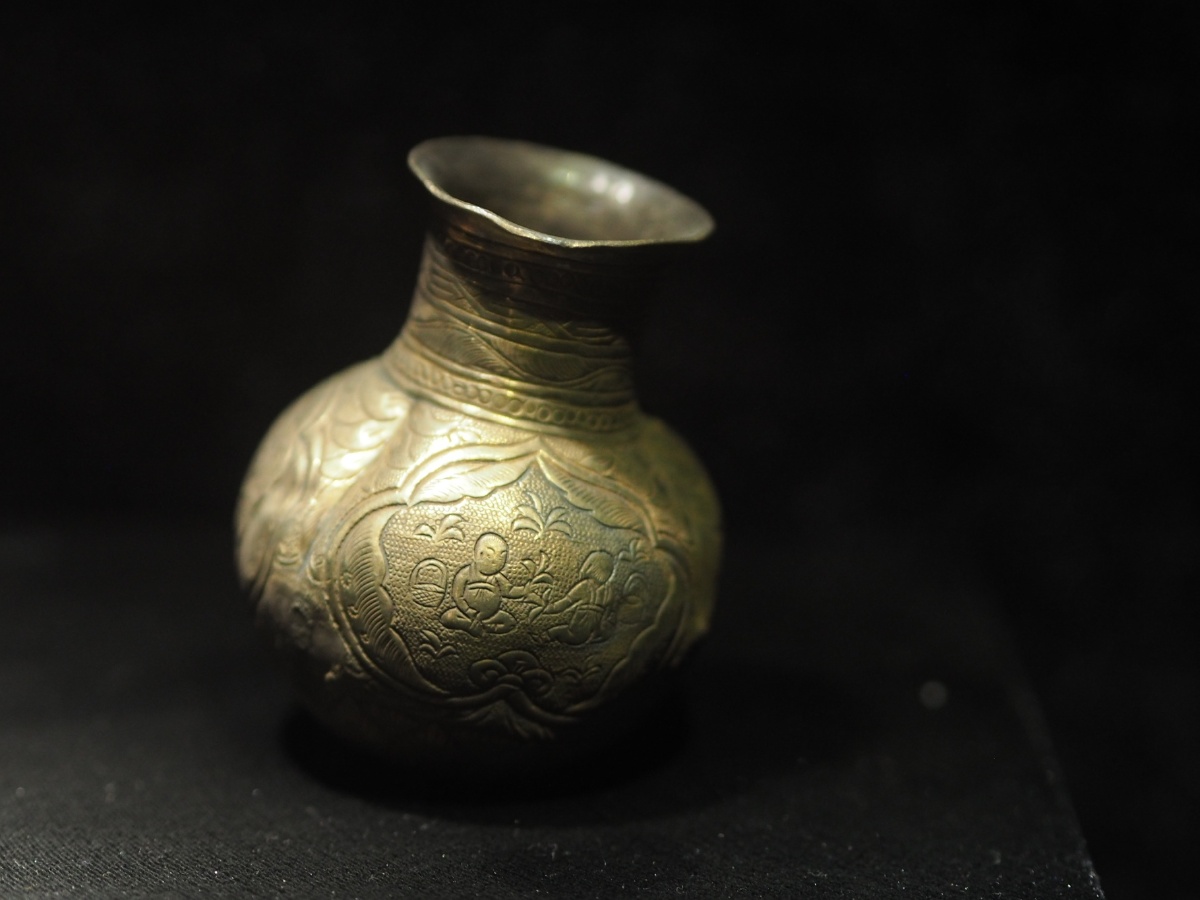 唐婴戏纹小银瓶镇江博物馆藏