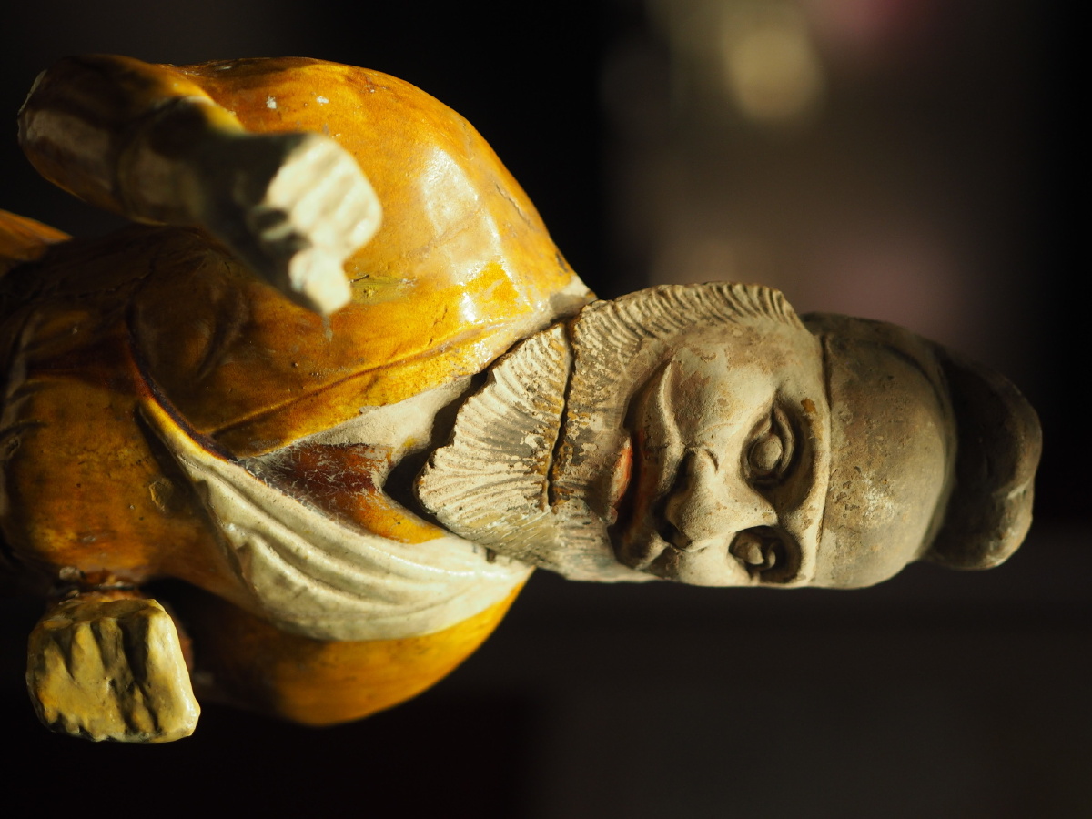 [唐] 黄釉牵引男胡俑 洛阳博物馆藏