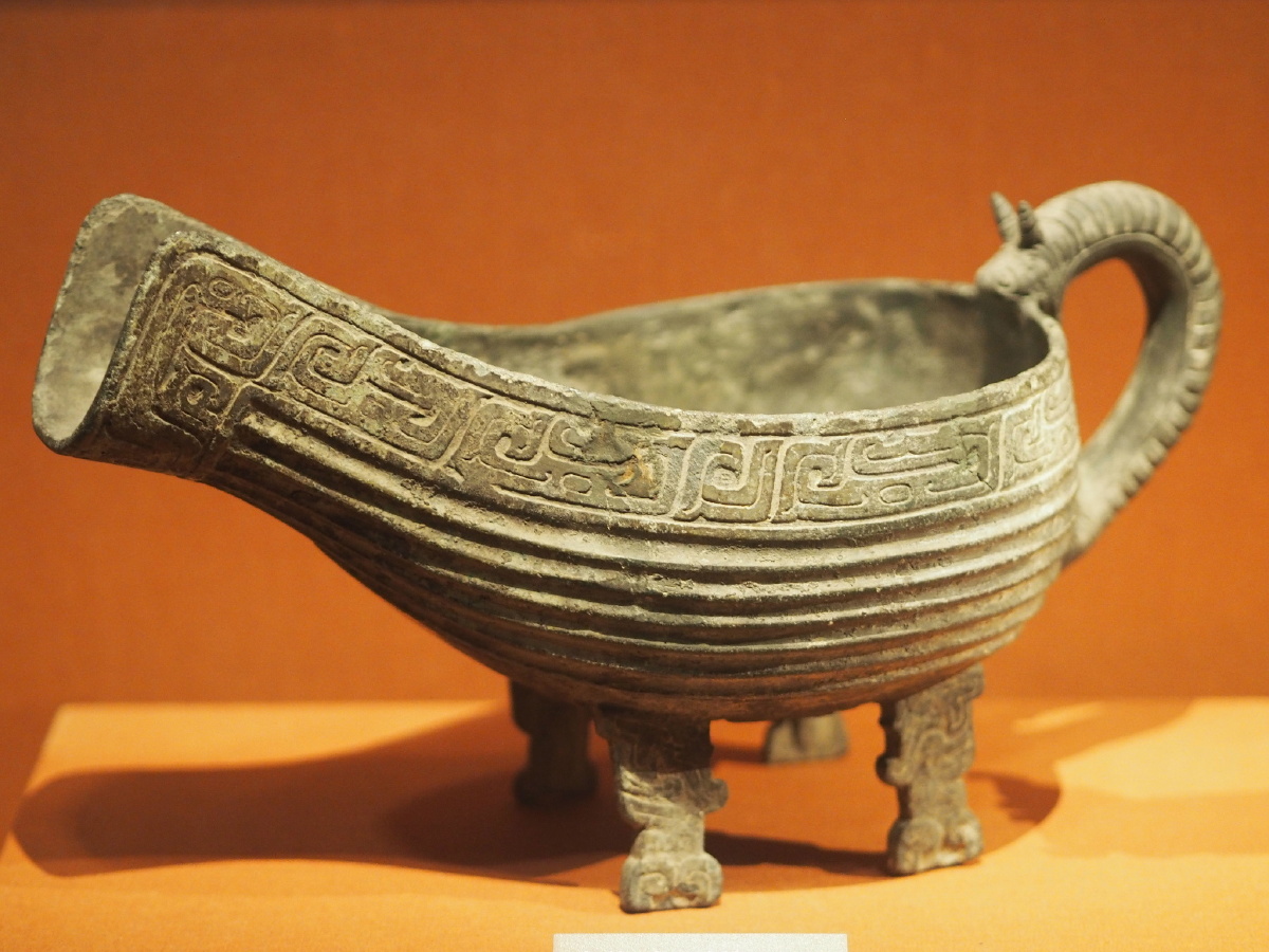 春秋龙形鋬铜匜湖南省博物馆藏