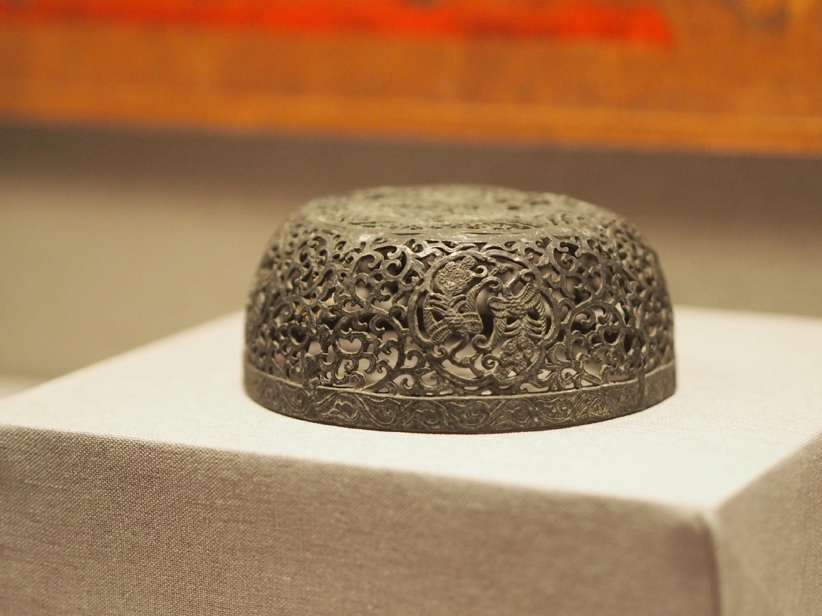 五代龙凤纹银熏炉盖浙江省博物馆藏