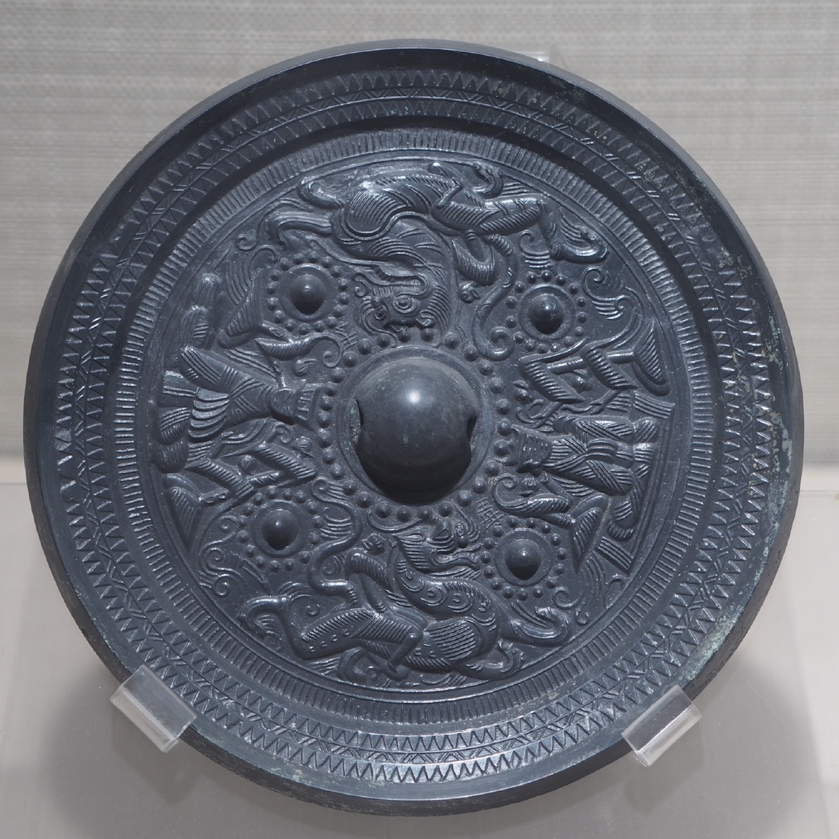 东汉神人龙虎画像镜苏州东吴博物馆藏