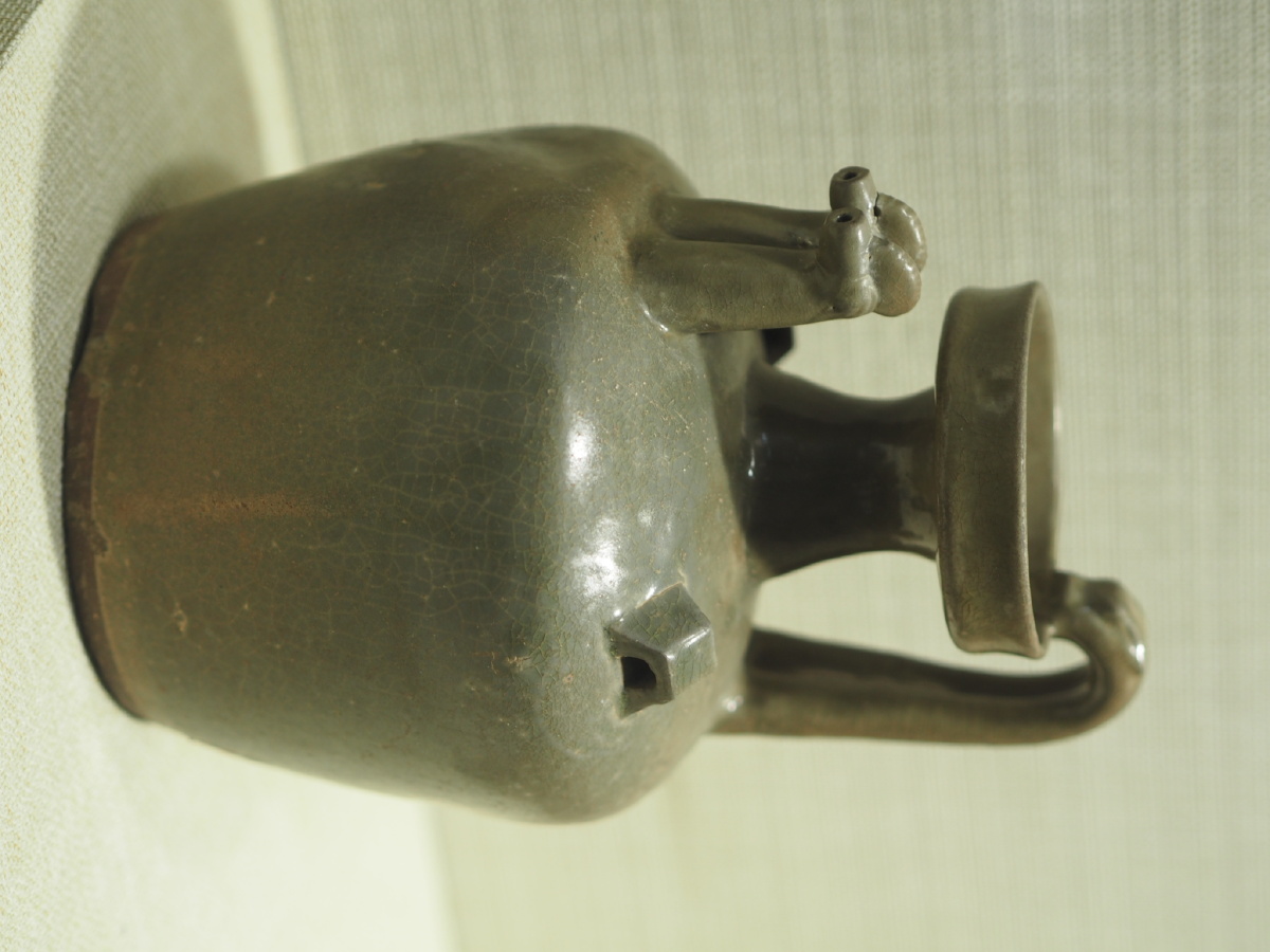 东晋青瓷双鸡首龙柄盘口壶苏州东吴博物馆藏