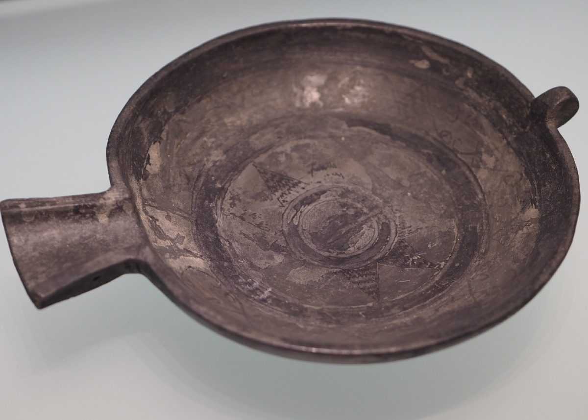战国中山国磨光压划纹黑陶匜河北博物院藏