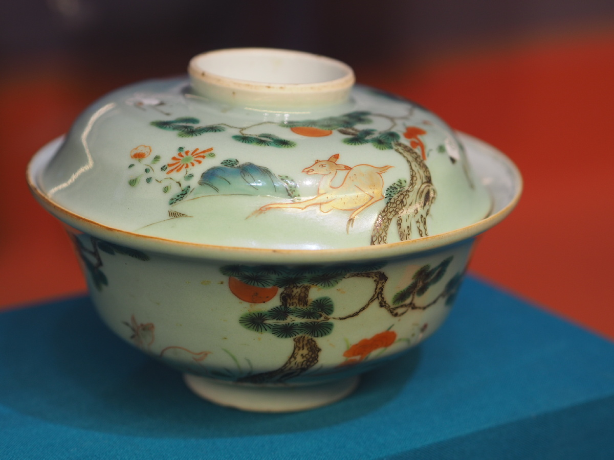 [清·乾隆] 豆青釉粉彩松鹿纹盖碗 河北博物院藏