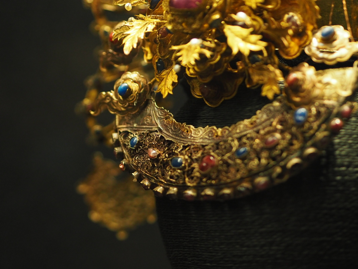 明嘉靖嵌宝石五翟金冠贵州省博物馆藏