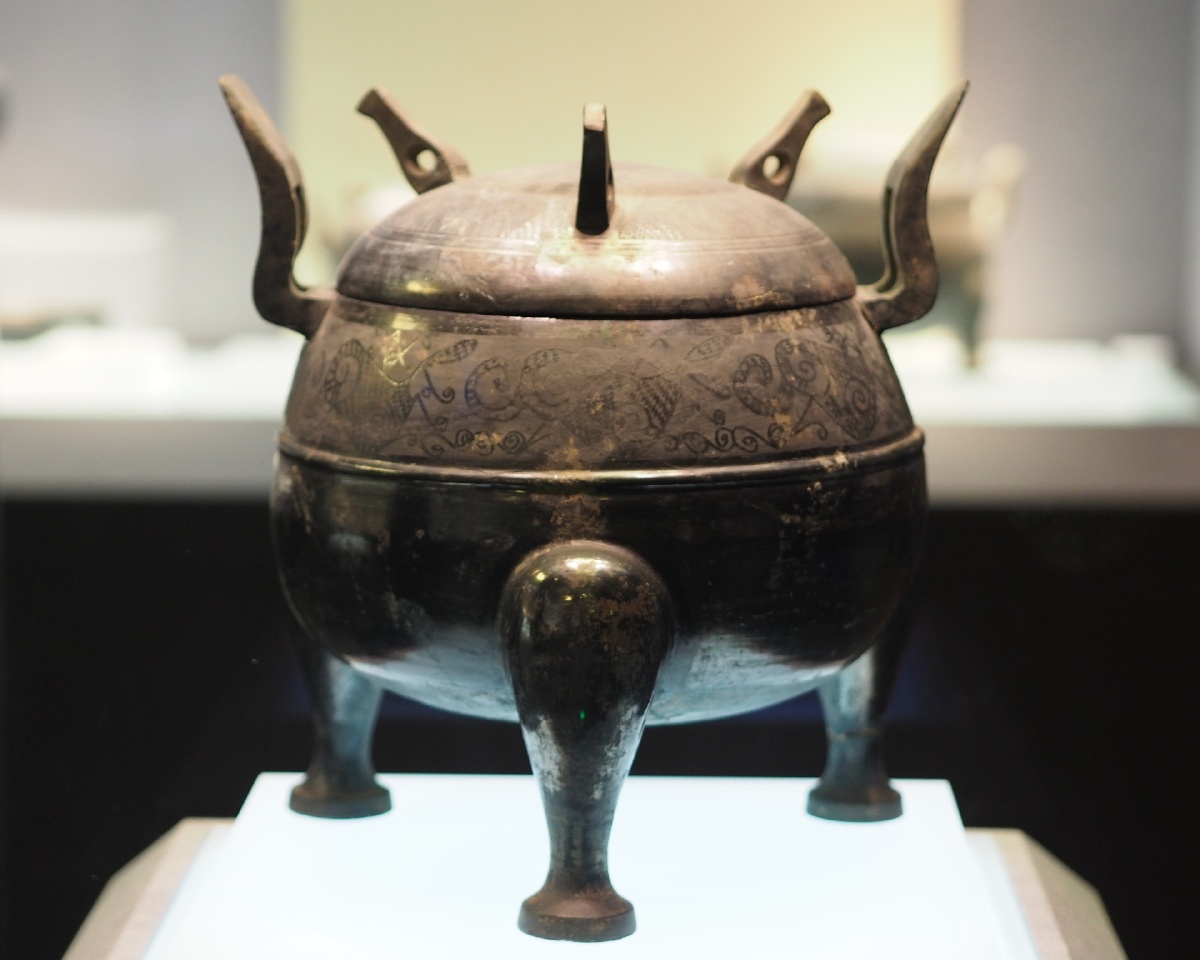 战国中山国磨光压划纹黑陶鼎河北博物院藏