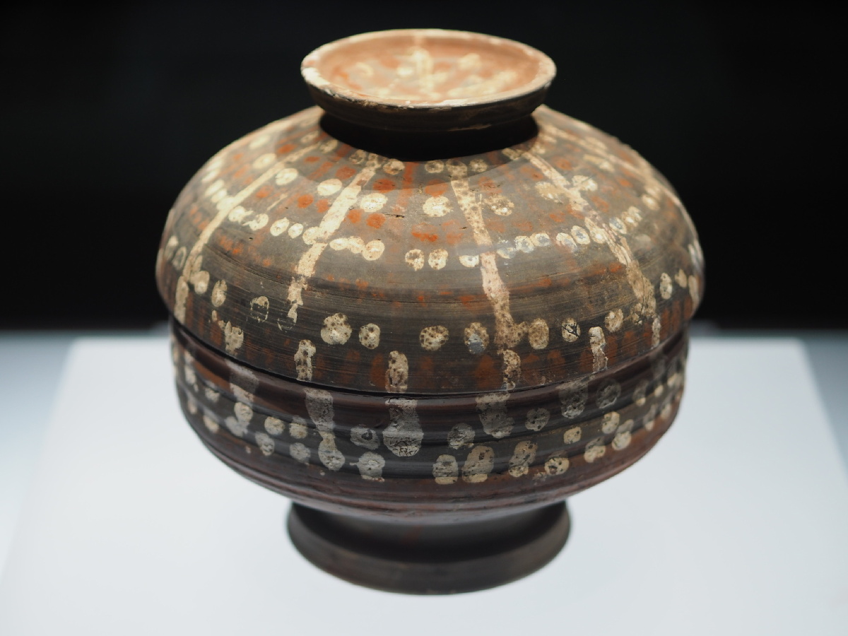 [秦] 彩绘陶盖豆 内蒙古文物考古研究所藏