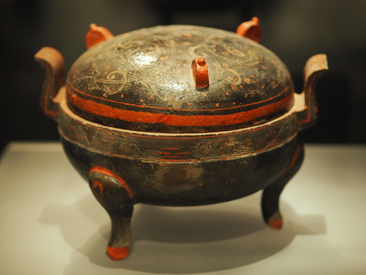 西汉髹漆陶鼎成都博物馆藏