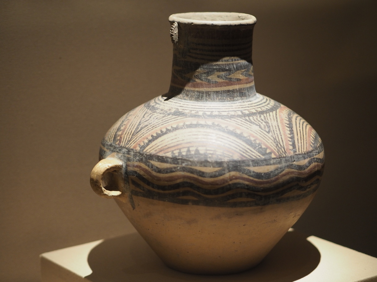 新石器时代半山文化弧线水波纹壶临夏回族自治州博物馆藏