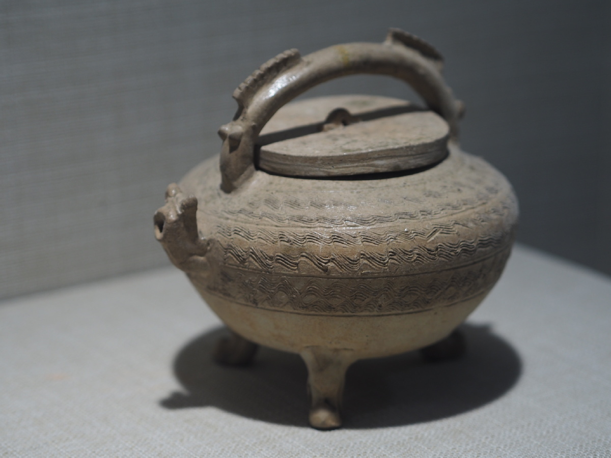 战国原始青瓷提梁盉苏州东吴博物馆藏